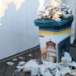 Überfüllte Mülleimer und Müllberge