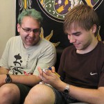 Held und Timji beim planen am Handy