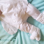 Minikeks im weißen Kleidchen